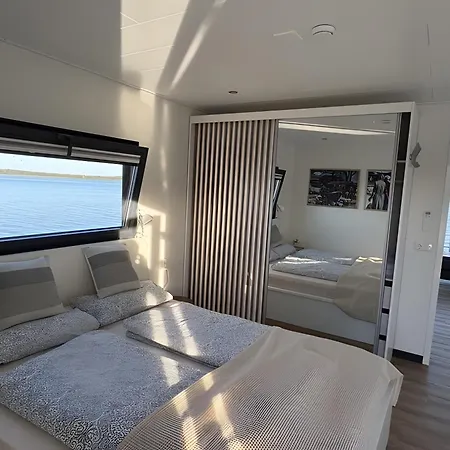 Hausboot Puettelkow بوتيل Röbel