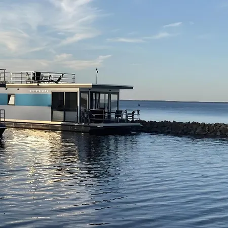 Hausboot Puettelkow * Röbel